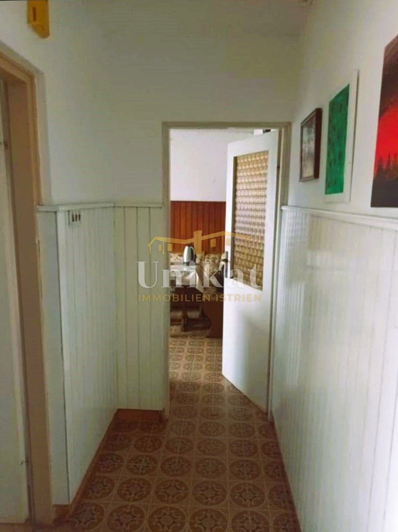 Kamnita dvojna hiša vseljiva, za obnovo